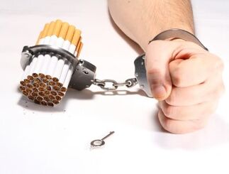 Το κάπνισμα είναι αρκετά δύσκολο να το κόψετε λόγω του ισχυρού εθισμού του. 